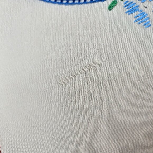 Vintage Hand-Embroidered Linen table runner floral basket design with picot edge - Picture 6 of 9